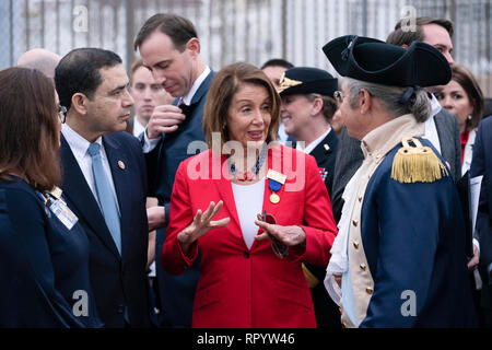 Us-Repräsentantenhaus Sprecher Nancy Pelosi Chats mit Laredo, Texas, bürgerliche Führer an George Washington während Laredo's jährliche Washington Geburtstagsfeier gekleidet. Kongressabgeordnete Henry Cuellar, D-Laredo, befindet sich auf der linken Seite. Stockfoto