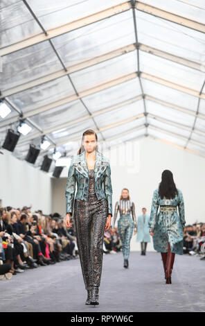 Mailand, Italien. 23 Feb, 2019. Modelle Kreationen von Roberto Cavalli während der Mailand Fashion Week Herbst/Winter 2019/2020 in Mailand, Italien, 23. Feb 2019. Credit: Cheng Tingting/Xinhua/Alamy leben Nachrichten Stockfoto