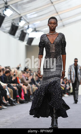 Mailand, Italien. 23 Feb, 2019. Modelle Kreationen von Roberto Cavalli während der Mailand Fashion Week Herbst/Winter 2019/2020 in Mailand, Italien, 23. Feb 2019. Credit: Cheng Tingting/Xinhua/Alamy leben Nachrichten Stockfoto