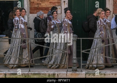 Venedig, Italien. 23 Feb, 2019. Venedig, Italien - 23. Februar: Einer der 'Marie' Während der traditionelle Umzug der '12 wunderschöne venezianische Girls', der Bestandteil des Festa delle Marie in St Mark's Square am 23. Februar 2019 in Venedig, Italien. Die "Festa delle Marie" gedenkt die Entführung von 12 Venezianer Mädchen im Jahr 973. Credit: Stefano Mazzola/Erwachen/Alamy leben Nachrichten Stockfoto