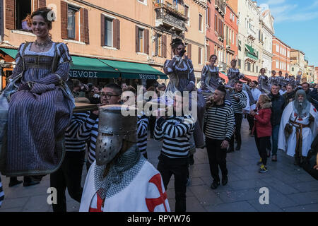 Venedig, Italien. 23 Feb, 2019. Venedig, Italien - 23. Februar: Einer der 'Marie' Während der traditionelle Umzug der '12 wunderschöne venezianische Girls', der Bestandteil des Festa delle Marie in St Mark's Square am 23. Februar 2019 in Venedig, Italien. Die "Festa delle Marie" gedenkt die Entführung von 12 Venezianer Mädchen im Jahr 973. Credit: Stefano Mazzola/Erwachen/Alamy leben Nachrichten Stockfoto