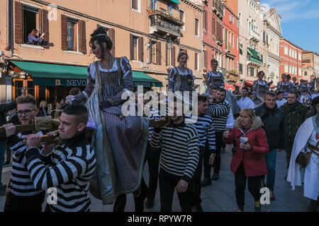 Venedig, Italien. 23 Feb, 2019. Venedig, Italien - 23. Februar: Einer der 'Marie' Während der traditionelle Umzug der '12 wunderschöne venezianische Girls', der Bestandteil des Festa delle Marie in St Mark's Square am 23. Februar 2019 in Venedig, Italien. Die "Festa delle Marie" gedenkt die Entführung von 12 Venezianer Mädchen im Jahr 973. Credit: Stefano Mazzola/Erwachen/Alamy leben Nachrichten Stockfoto