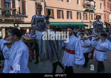 Venedig, Italien. 23 Feb, 2019. Venedig, Italien - 23. Februar: Einer der 'Marie' Während der traditionelle Umzug der '12 wunderschöne venezianische Girls', der Bestandteil des Festa delle Marie in St Mark's Square am 23. Februar 2019 in Venedig, Italien. Die "Festa delle Marie" gedenkt die Entführung von 12 Venezianer Mädchen im Jahr 973. Credit: Stefano Mazzola/Erwachen/Alamy leben Nachrichten Stockfoto