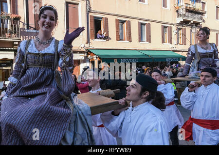 Venedig, Italien. 23 Feb, 2019. Venedig, Italien - 23. Februar: Einer der 'Marie' Während der traditionelle Umzug der '12 wunderschöne venezianische Girls', der Bestandteil des Festa delle Marie in St Mark's Square am 23. Februar 2019 in Venedig, Italien. Die "Festa delle Marie" gedenkt die Entführung von 12 Venezianer Mädchen im Jahr 973. Credit: Stefano Mazzola/Erwachen/Alamy leben Nachrichten Stockfoto