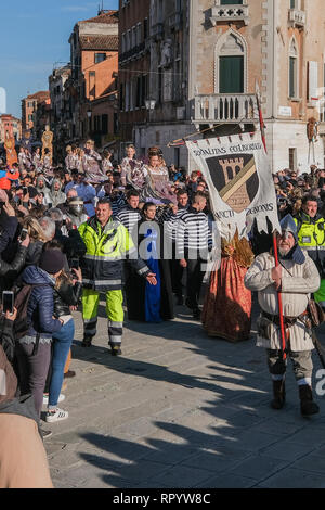 Venedig, Italien. 23 Feb, 2019. Venedig, Italien - 23. Februar: Einer der 'Marie' Während der traditionelle Umzug der '12 wunderschöne venezianische Girls', der Bestandteil des Festa delle Marie in St Mark's Square am 23. Februar 2019 in Venedig, Italien. Die "Festa delle Marie" gedenkt die Entführung von 12 Venezianer Mädchen im Jahr 973. Credit: Stefano Mazzola/Erwachen/Alamy leben Nachrichten Stockfoto