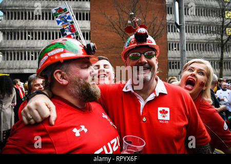 Cardiff, Wales, UK, 23. Februar 2019. Welsh Rugby Fans sind die sechs Nationen feiern gegen England gewinnen im Fürstentum Stadium in Cardiff, Wales gewann 21-13. Robert Melen/Alamy Leben Nachrichten. Stockfoto