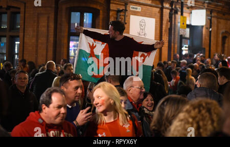 Cardiff, Wales, UK, 23. Februar 2019. Welsh Rugby Fans sind die sechs Nationen feiern gegen England gewinnen im Fürstentum Stadium in Cardiff, Wales gewann 21-13. Robert Melen/Alamy Leben Nachrichten. Stockfoto