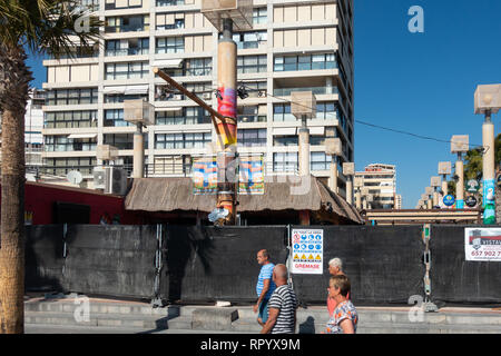 Benidorm, Costa Blanca, Spanien, 23. Februar 2019. Der Küste Tiki Beach Bar am Strand Levante Benidorm ist endlich nach viel Kontroverse und Beschwerden der Anwohner geschlossen. Es gibt keine Berichte, denn das Wetter ist eine komplette Schließung oder einfach nur eine Sanierung. Credit: Mick Flynn/Alamy leben Nachrichten Stockfoto