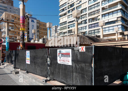 Benidorm, Costa Blanca, Spanien, 23. Februar 2019. Der Küste Tiki Beach Bar am Strand Levante Benidorm ist endlich nach viel Kontroverse und Beschwerden der Anwohner geschlossen. Es gibt keine Berichte, denn das Wetter ist eine komplette Schließung oder einfach nur eine Sanierung. Credit: Mick Flynn/Alamy leben Nachrichten Stockfoto