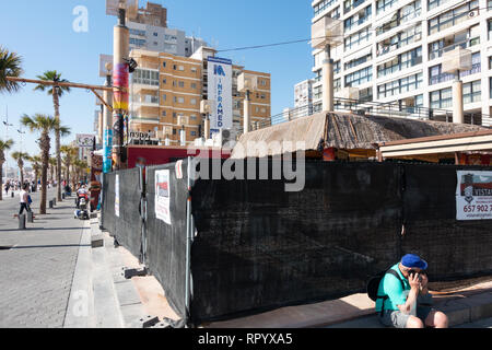 Benidorm, Costa Blanca, Spanien, 23. Februar 2019. Der Küste Tiki Beach Bar am Strand Levante Benidorm ist endlich nach viel Kontroverse und Beschwerden der Anwohner geschlossen. Es gibt keine Berichte, denn das Wetter ist eine komplette Schließung oder einfach nur eine Sanierung. Credit: Mick Flynn/Alamy leben Nachrichten Stockfoto