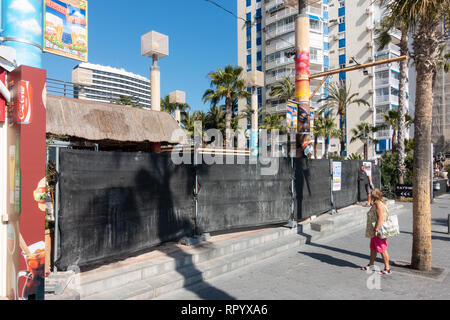 Benidorm, Costa Blanca, Spanien, 23. Februar 2019. Der Küste Tiki Beach Bar am Strand Levante Benidorm ist endlich nach viel Kontroverse und Beschwerden der Anwohner geschlossen. Es gibt keine Berichte, denn das Wetter ist eine komplette Schließung oder einfach nur eine Sanierung. Credit: Mick Flynn/Alamy leben Nachrichten Stockfoto