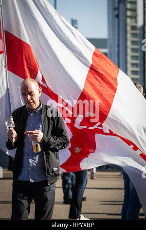 Salford, UK. 23 Feb, 2019. Tausende von pro-Tommy Robinson Fans außerhalb der BBC, Salford Quays versammelten die Panodrama Dokumentarfilm, die angeblich die Macht der Wahrheit hinter Medien und sein Engagement mit gefälschten Nachrichten zu sehen. Credit: Andy Barton/Alamy leben Nachrichten Stockfoto