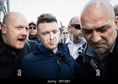 Salford, UK. 23 Feb, 2019. Tausende von pro-Tommy Robinson Fans außerhalb der BBC, Salford Quays versammelten die Panodrama Dokumentarfilm, die angeblich die Macht der Wahrheit hinter Medien und sein Engagement mit gefälschten Nachrichten zu sehen. Credit: Andy Barton/Alamy leben Nachrichten Stockfoto