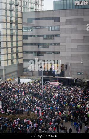 Salford, UK. 23 Feb, 2019. Tausende von pro-Tommy Robinson Fans außerhalb der BBC, Salford Quays versammelten die Panodrama Dokumentarfilm, die angeblich die Macht der Wahrheit hinter Medien und sein Engagement mit gefälschten Nachrichten zu sehen. Credit: Andy Barton/Alamy leben Nachrichten Stockfoto