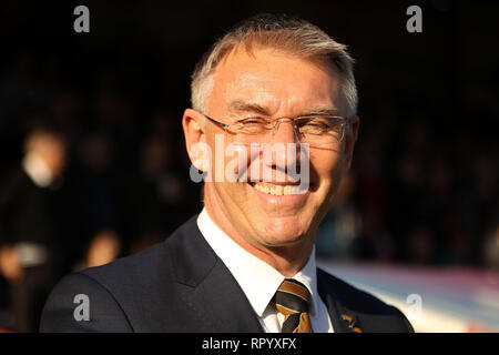 London, Großbritannien. 23 Feb, 2019. Hull City Manager Nigel Adkins Risse einem Lächeln, als er aussieht. Griffin Park am Samstag, 23. Februar 2019. Dieses Bild dürfen nur für redaktionelle Zwecke verwendet werden. Nur die redaktionelle Nutzung, eine Lizenz für die gewerbliche Nutzung erforderlich. Keine Verwendung in Wetten, Spiele oder einer einzelnen Verein/Liga/player Publikationen. pic von Steffan Bowen/Andrew Orchard sport Fotografie/Alamy Live news Credit: Andrew Orchard sport Fotografie/Alamy leben Nachrichten Stockfoto