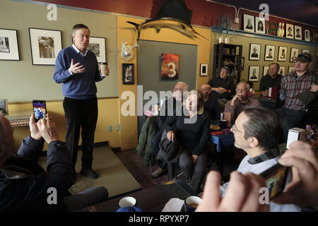 Sioux City, Iowa, USA. 23 Feb, 2019. Ehemalige Kolorado Gouverneur und Geschäftsmann John HICKENLOOPER, ein Demokrat, erfüllt der Öffentlichkeit am Coffeeworks in Sioux City, Iowa, Samstag morgen Februar 23, 2019, als er sich in Die 2020 Präsidentenwahlen. Quelle: Jerry Mennenga/ZUMA Draht/Alamy leben Nachrichten Stockfoto