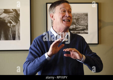 Sioux City, Iowa, USA. 23 Feb, 2019. Ehemalige Kolorado Gouverneur und Geschäftsmann John HICKENLOOPER, ein Demokrat, erhält belebt Wie spricht er mit den Mitgliedern der Öffentlichkeit am Coffeeworks in Sioux City, Iowa, Samstag morgen Februar 23, 2019, als er sich in Die 2020 Präsidentenwahlen. Quelle: Jerry Mennenga/ZUMA Draht/Alamy leben Nachrichten Stockfoto