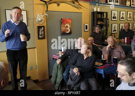 Sioux City, Iowa, USA. 23 Feb, 2019. Ehemalige Kolorado Gouverneur und Geschäftsmann John HICKENLOOPER, ein Demokrat, Vorträge Mitglieder der Öffentlichkeit am Coffeeworks in Sioux City, Iowa, Samstag morgen Februar 23, 2019, als er sich in Die 2020 Präsidentenwahlen. Quelle: Jerry Mennenga/ZUMA Draht/Alamy leben Nachrichten Stockfoto