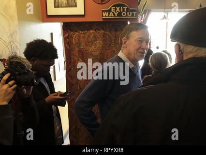 Sioux City, Iowa, USA. 23 Feb, 2019. Ehemalige Kolorado Gouverneur und Geschäftsmann John HICKENLOOPER, ein Demokrat, erfüllt der Öffentlichkeit am Coffeeworks in Sioux City, Iowa, Samstag morgen Februar 23, 2019, als er sich in Die 2020 Präsidentenwahlen. Quelle: Jerry Mennenga/ZUMA Draht/Alamy leben Nachrichten Stockfoto