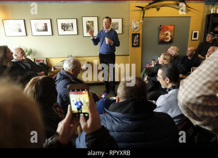 Sioux City, Iowa, USA. 23 Feb, 2019. Ehemalige Kolorado Gouverneur und Geschäftsmann John HICKENLOOPER, ein Demokrat, Gespräche mit den Mitgliedern der Öffentlichkeit am Coffeeworks in Sioux City, Iowa, Samstag morgen Februar 23, 2019, als er sich in Die 2020 Präsidentenwahlen. Quelle: Jerry Mennenga/ZUMA Draht/Alamy leben Nachrichten Stockfoto