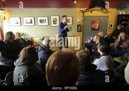 Sioux City, Iowa, USA. 23 Feb, 2019. Ehemalige Kolorado Gouverneur und Geschäftsmann John HICKENLOOPER, ein Demokrat, erhält belebt Wie spricht er mit den Mitgliedern der Öffentlichkeit am Coffeeworks in Sioux City, Iowa, Samstag morgen Februar 23, 2019, als er sich in Die 2020 Präsidentenwahlen. Quelle: Jerry Mennenga/ZUMA Draht/Alamy leben Nachrichten Stockfoto