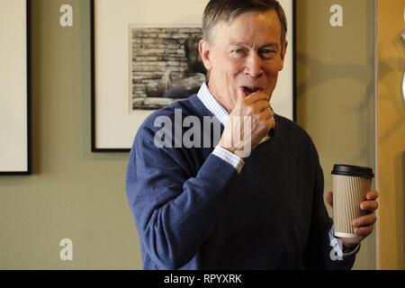 Sioux City, Iowa, USA. 23 Feb, 2019. Ehemalige Kolorado Gouverneur und Geschäftsmann John HICKENLOOPER, ein Demokrat, Pausen, als er Gespräche mit den Mitgliedern der Öffentlichkeit am Coffeeworks in Sioux City, Iowa, Samstag morgen Februar 23, 2019, als er sich in Die 2020 Präsidentenwahlen. Quelle: Jerry Mennenga/ZUMA Draht/Alamy leben Nachrichten Stockfoto