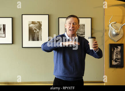 Sioux City, Iowa, USA. 23 Feb, 2019. Ehemalige Kolorado Gouverneur und Geschäftsmann John HICKENLOOPER, ein Demokrat, Vorträge Mitglieder der Öffentlichkeit am Coffeeworks in Sioux City, Iowa, als er erforscht die Eingabe der 2020 Presidential race. Quelle: Jerry Mennenga/ZUMA Draht/Alamy leben Nachrichten Stockfoto