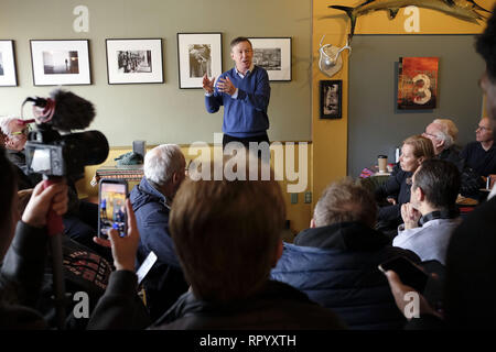 Sioux City, Iowa, USA. 23 Feb, 2019. Ehemalige Kolorado Gouverneur und Geschäftsmann John HICKENLOOPER, ein Demokrat, Vorträge Mitglieder der Öffentlichkeit am Coffeeworks in Sioux City, Iowa, Samstag morgen Februar 23, 2019, als er sich in Die 2020 Präsidentenwahlen. Quelle: Jerry Mennenga/ZUMA Draht/Alamy leben Nachrichten Stockfoto