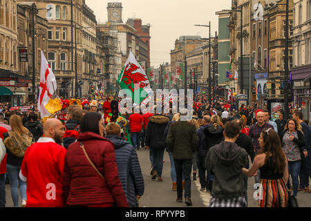 Fürstentum Stadium, Cardiff, Wales, 23. Februar 2019. Rugby Unterstützer und genießen Sie die Atmosphäre im Vorfeld der heutigen crunch Spiel in den sechs Nationen Rugby Meisterschaft zwischen Wales und England. Sechs Nationen Rugby, Fürstentum, das Stadion, Cardiff, Wales, UK. Credit: Haydn Denman/Alamy Leben Nachrichten. Stockfoto