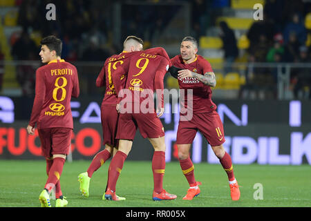 Foto Luciano Rossi/AS Roma/LaPresse 23/02/2019 Frosinone (Italia) Sport Calcio Frosinone - AS Roma Campionato di Calcio Serie A Tim 2018 2019 Stadio Benito Stirpe di Frosinone Nella Foto: Edin Dzeko, Aleksandar Kolarov Foto Luciano Rossi/AS Roma/LaPresse 23/02/2019 Frosinone (Italien) Sport Fussball Frosinone - AS Roma Fußball-Liga einen Tim 2018 2019 Benito Stirpe Stadion von Frosinone In der Pic: Edin Dzeko, Aleksandar Kolarov Stockfoto