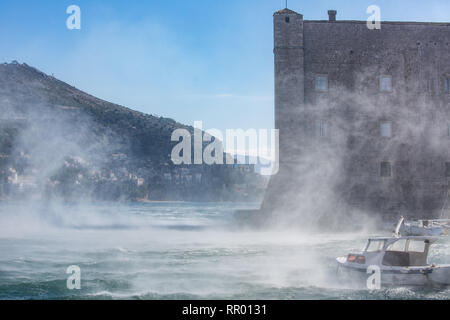 Dubrovnik, Kroatien. 23 Feb, 2019. Foto am 13.02.23, 2019 zeigt eine Ansicht der alten Stadtmauer bei starkem Wind in Dubrovnik, Kroatien. Starke Winde haben über viel der kroatischen Adriaküste seit Freitag fegte, verursachen großen Schaden für die Region. Credit: Grgo Jelavic/Xinhua/Alamy leben Nachrichten Stockfoto