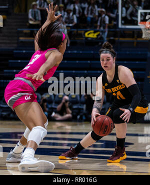 Berkeley, CA USA 22 Feb, 2019. A. in der Arizona State Sun Devils guard Robbin Ryan (11) Laufwerke mit dem Korb beim Basketballspiel der NCAA Frauen zwischen Arizona State Sun Devils und die California Golden Bears 60-69 an Hass Pavillon Berkeley Calif Thurman James/CSM/Alamy Leben Nachrichten verloren Stockfoto