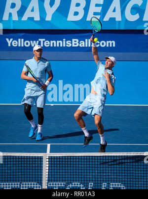 Delray Beach, Florida, USA. 23 Feb, 2019. Mike Bryan (rechts), der Vereinigten Staaten, schlägt einen Overhead, da sein Bruder Bob (links) die Aktion folgt, während ihrer wegweisenden verdoppelt Match gegen Jamie Cerretani, der Vereinigten Staaten, und Marcelo Arevalo, El Salvador, an der 2019 Delray Beach Open ATP Tennisturnier, am Stadion Delray Beach & Tennis Center in Delray Beach, Florida, USA gespielt. Die Bryan-brüder gewann 6-3, 7-5. Mario Houben/CSM/Alamy leben Nachrichten Stockfoto