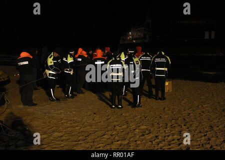 Foto Donato Fasano - LaPresse 23 02 2019 Bari, Italia Cronaca Bari: il Mercantile arenato imbarca Acqua, ich soccorsi scendere fanno l'equipaggioNella Foto: Le operazioni di salvataggio Foto Donato Fasano - LaPresse 23 02 2019 Bari, Italien News türkische Frachtschiff läuft auf Grund von Italien Bari in der Pic: Rettungsmaßnahmen Stockfoto