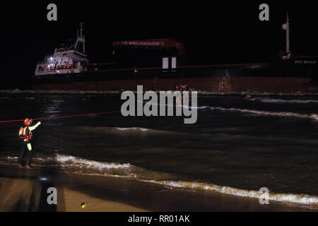 Foto Donato Fasano - LaPresse 23 02 2019 Bari, Italia Cronaca Bari: il Mercantile arenato imbarca Acqua, ich soccorsi scendere fanno l'equipaggioNella Foto: Le operazioni di salvataggio Foto Donato Fasano - LaPresse 23 02 2019 Bari, Italien News türkische Frachtschiff läuft auf Grund von Italien Bari in der Pic: Rettungsmaßnahmen Stockfoto