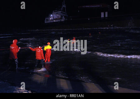 Foto Donato Fasano - LaPresse 23 02 2019 Bari, Italia Cronaca Bari: il Mercantile arenato imbarca Acqua, ich soccorsi scendere fanno l'equipaggioNella Foto: Le operazioni di salvataggio Foto Donato Fasano - LaPresse 23 02 2019 Bari, Italien News türkische Frachtschiff läuft auf Grund von Italien Bari in der Pic: Rettungsmaßnahmen Stockfoto