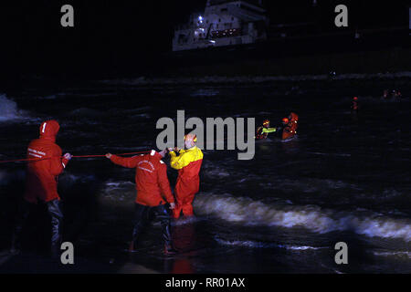 Foto Donato Fasano - LaPresse 23 02 2019 Bari, Italia Cronaca Bari: il Mercantile arenato imbarca Acqua, ich soccorsi scendere fanno l'equipaggioNella Foto: Le operazioni di salvataggio Foto Donato Fasano - LaPresse 23 02 2019 Bari, Italien News türkische Frachtschiff läuft auf Grund von Italien Bari in der Pic: Rettungsmaßnahmen Stockfoto