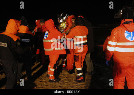 Foto Donato Fasano - LaPresse 23 02 2019 Bari, Italia Cronaca Bari: il Mercantile arenato imbarca Acqua, ich soccorsi scendere fanno l'equipaggioNella Foto: Le operazioni di salvataggio Foto Donato Fasano - LaPresse 23 02 2019 Bari, Italien News türkische Frachtschiff läuft auf Grund von Italien Bari in der Pic: Rettungsmaßnahmen Stockfoto