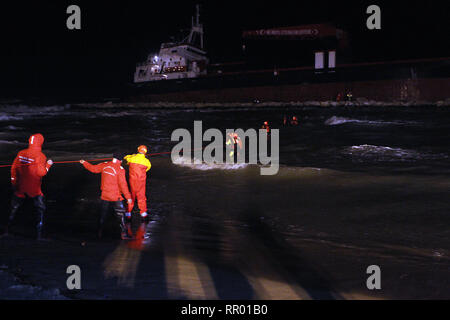Foto Donato Fasano - LaPresse 23 02 2019 Bari, Italia Cronaca Bari: il Mercantile arenato imbarca Acqua, ich soccorsi scendere fanno l'equipaggioNella Foto: Le operazioni di salvataggio Foto Donato Fasano - LaPresse 23 02 2019 Bari, Italien News türkische Frachtschiff läuft auf Grund von Italien Bari in der Pic: Rettungsmaßnahmen Stockfoto