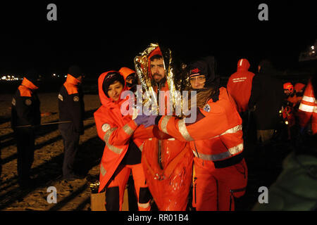 Foto Donato Fasano - LaPresse 23 02 2019 Bari, Italia Cronaca Bari: il Mercantile arenato imbarca Acqua, ich soccorsi scendere fanno l'equipaggioNella Foto: Le operazioni di salvataggio Foto Donato Fasano - LaPresse 23 02 2019 Bari, Italien News türkische Frachtschiff läuft auf Grund von Italien Bari in der Pic: Rettungsmaßnahmen Stockfoto
