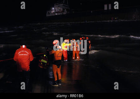 Foto Donato Fasano - LaPresse 23 02 2019 Bari, Italia Cronaca Bari: il Mercantile arenato imbarca Acqua, ich soccorsi scendere fanno l'equipaggioNella Foto: Le operazioni di salvataggio Foto Donato Fasano - LaPresse 23 02 2019 Bari, Italien News türkische Frachtschiff läuft auf Grund von Italien Bari in der Pic: Rettungsmaßnahmen Stockfoto