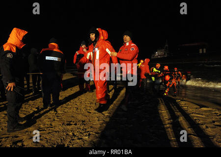 Foto Donato Fasano - LaPresse 23 02 2019 Bari, Italia Cronaca Bari: il Mercantile arenato imbarca Acqua, ich soccorsi scendere fanno l'equipaggioNella Foto: Le operazioni di salvataggio Foto Donato Fasano - LaPresse 23 02 2019 Bari, Italien News türkische Frachtschiff läuft auf Grund von Italien Bari in der Pic: Rettungsmaßnahmen Stockfoto