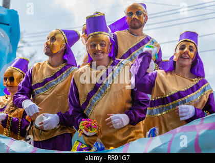 Februar 23, 2019 New Orleans, LA Mardi Gras 2019 startet mit Wagen und zu Fuß krewes Uptown mit der Krewe von Choctaw und Krewe von Pontchartrain Stockfoto