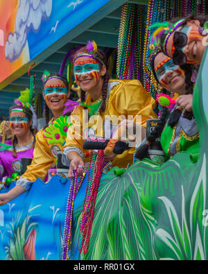 Februar 23, 2019, New Orleans, LA Mardi Gras 2019 startet mit Wagen und zu Fuß krewes Uptown mit der Krewe von Choctaw. Stockfoto