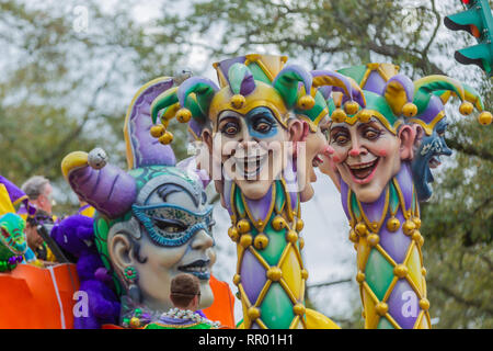 Februar 23, 2019 New Orleans, LA Mardi Gras 2019 startet mit Wagen und zu Fuß krewes Uptown mit der Krewe von Choctaw und Krewe von Pontchartrain. Der Schwimmer mit dem Hofnarren ist eine gemeinsame Kostüm oder Maske während Karneval in New Orleans. Stockfoto