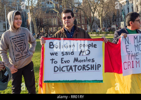 London, Großbritannien. 23. Februar 2019. Bolivianer Protest im Parlament Platz gegen Präsident Evo Morales, der sagt, Er ist ein Diktator und ihn der Korruption beschuldigen und stört die Gerichtsverfassung, an der Macht zu bleiben. Boliviens Electoral Tribunal entschied im Dezember, dass er für eine vierte Amtszeit in den November 2019 Wahlen stehen könnte, trotz einem Referendum am 21. Februar 2016. Mit knapper Mehrheit abgelehnt Änderung der Verfassung 2009, damit der Präsident mehr als zwei aufeinander folgende Amtszeiten zu dienen. Peter Marshall / alamy Leben Nachrichten Stockfoto