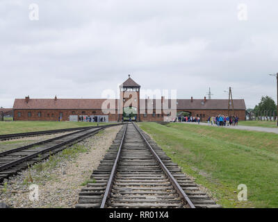 Polen - Auschwitz Berkenau Konzentrationslager. Main Gate abd Eisenbahn. Stockfoto