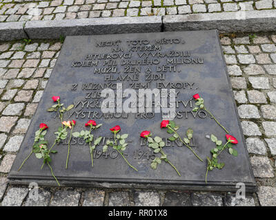 Polen - Auschwitz Berkenau Konzentrationslager. Rosen links auf einem Grab. Stockfoto