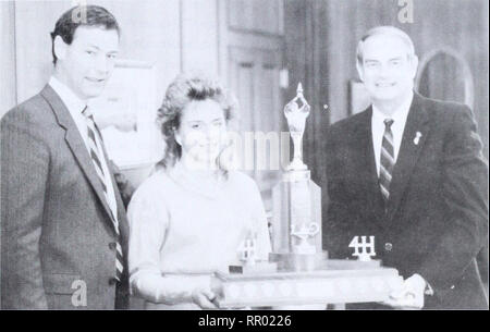 . Agri-news. Die Landwirtschaft. 31. August 1987 Zur sofortigen Veröffentlichung die Top 4-H'er erfüllt Alberta Premier. 1987 Alberta's Premier Award Gewinner, Gail Cunningham mit Premier Don Getty (rechts) und Landwirtschaftsminister Peter Elzinga (links). Die 1987 Alberta 4-H's Premier Award Gewinner trafen vor kurzem Premier Don Getty und Landwirtschaftsminister Peter Elzinga. Gail Cunningham, 17, der Kelsey, 30 Kilometer südöstlich von Camrose, war's Premier Award Gewinner bei einer provinziellen 4-H Auswahl Programm im Mai gewählt. Der Titel ist die höchste Auszeichnung, die ein 4-H Mitglied in Alberta erhalten kann. 23 Alberta 4-H senior Memb Stockfoto