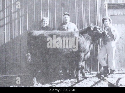 . Agri-news. Die Landwirtschaft. 26. Mai 1986 Zur sofortigen Veröffentlichung Shorthorn Kalb 4-H Grundlage einer reinrassigen Shorthorn Kalb profitieren, werden in der Nähe von Claresholm, wird bei einer Auktion in Calgary im nächsten Monat zu helfen, Kapital zur Alberta 4-H an der Schlacht See. Nutzen verkauft werden. Colleen Mouser mit 4-H Grundlage zu steuern und ihre Eltern Jim und Rita Mouser von Claresholm Akefla LANDWIRTSCHAFT Telefon: (403) 427-2121 (Fortsetzung) Pnnt Med' 3. Bitte beachten Sie, dass diese Bilder aus gescannten Seite Bilder, die digital für die Lesbarkeit verbessert haben mögen - Färbung und Aussehen dieser Il extrahiert werden Stockfoto